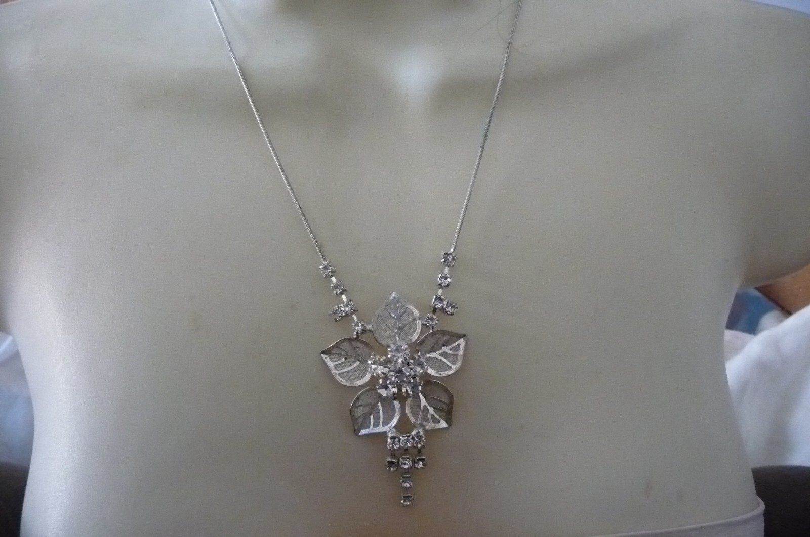 #1219A NECKLACE 10″L FINE SILVER TONE CHAIN DELICATE WHITE FLOWER W RHINESTONES