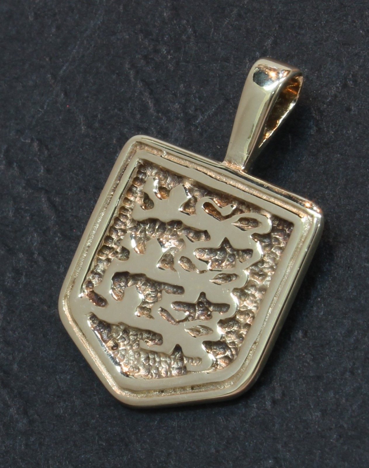 9 Carat Yellow Gold Solid Shield 3 Lions Pendant 25mm (80.26.086)