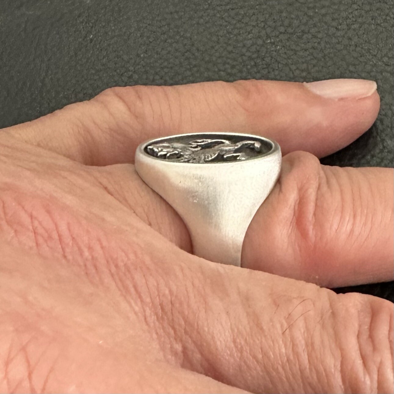 MJG STERLING SILVER LARGE RAMPANT LION OVAL TOP RING @ 1″. 26 GRAMS. SIZE 10+