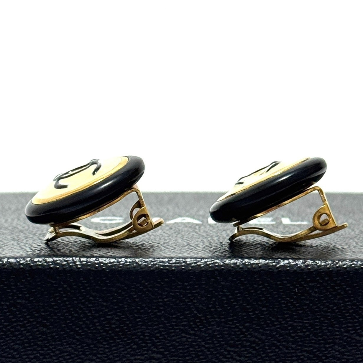 CHANEL 97A Round Earrings Coco Mark CC Logo Black White Enamel Clip-On JAPAN