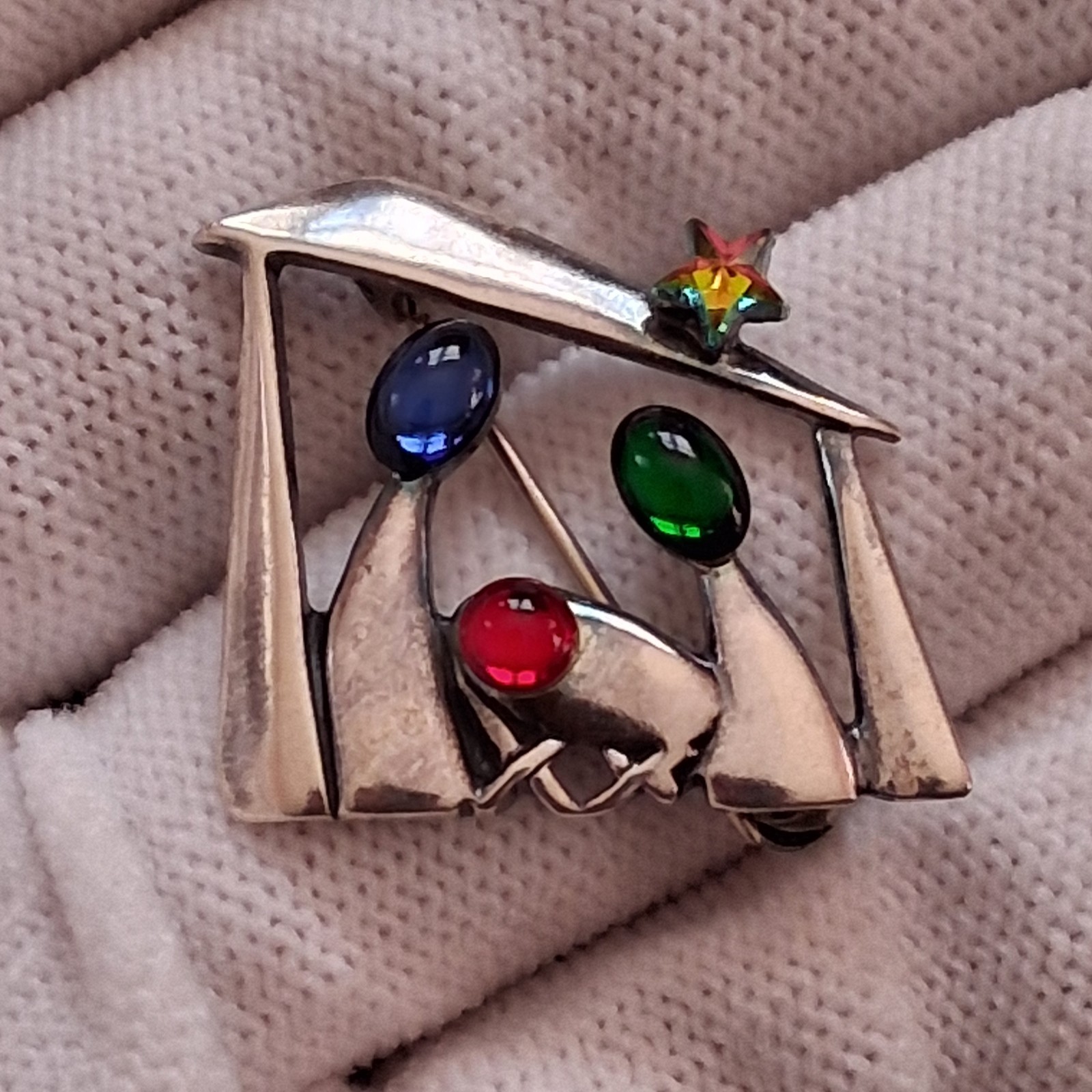 Shube’s Manufacturing sterling silver Christmas Nativity brooch pin