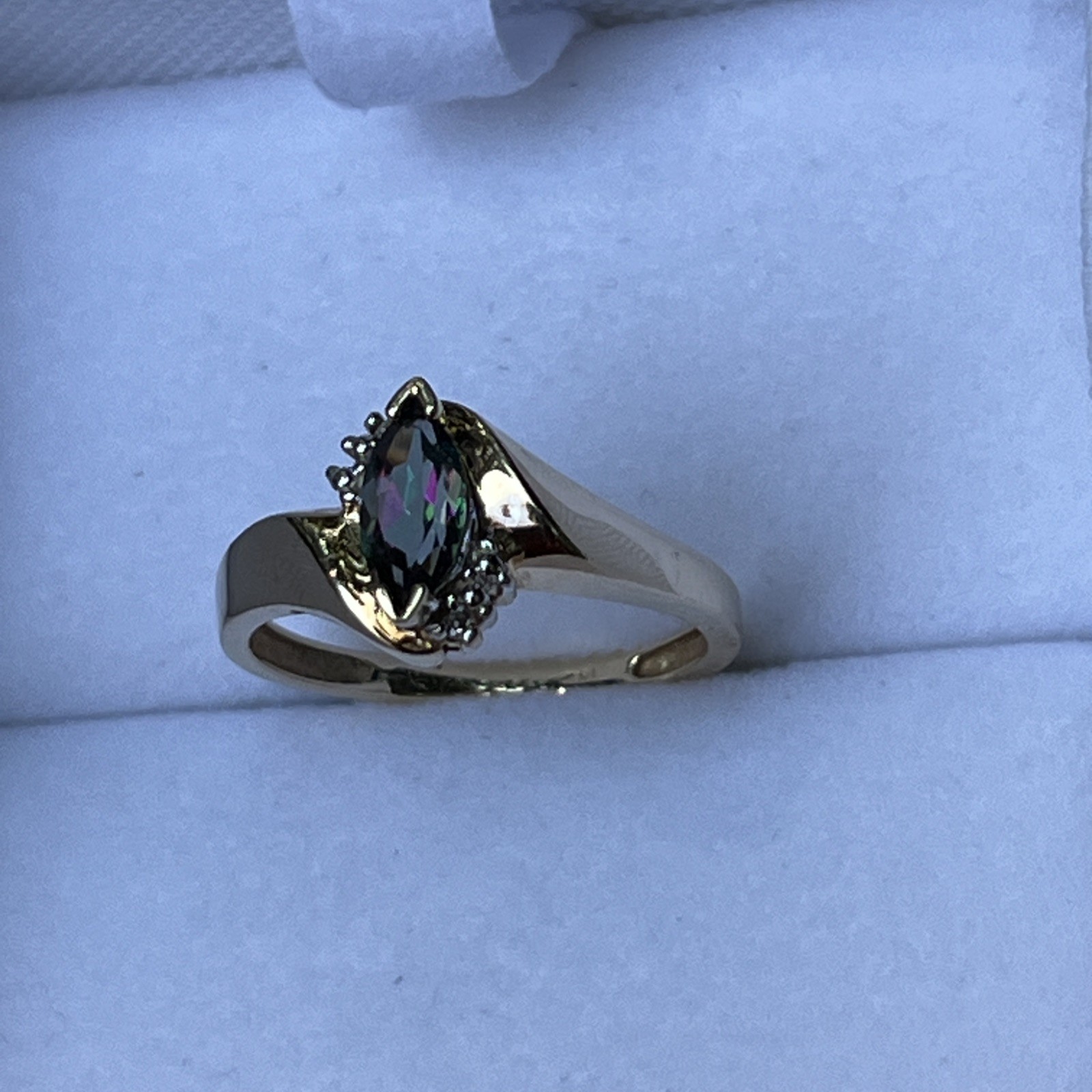 10k Solid Yellow Gold with Mystic Topaz Accent Ring Size 7; 2.4 grams, gorgeous