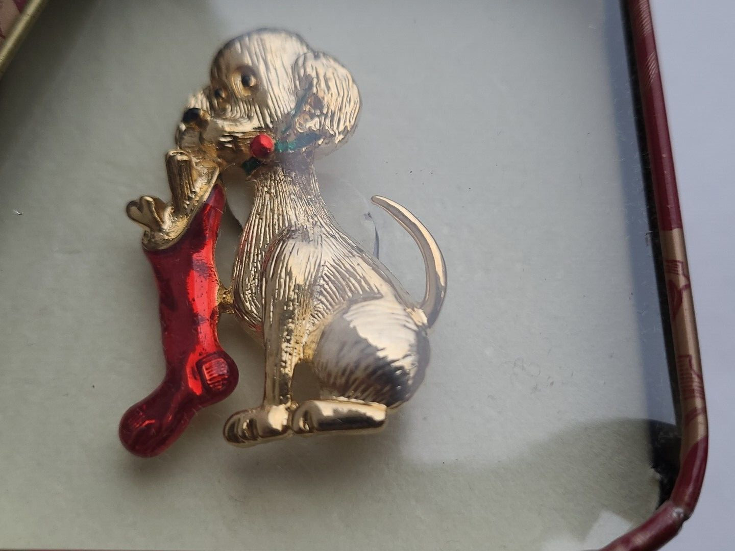 NEW Vtg Gerry’s Christmas Puppy Hound Dog Stocking Gold Tone Textured Pin Brooch