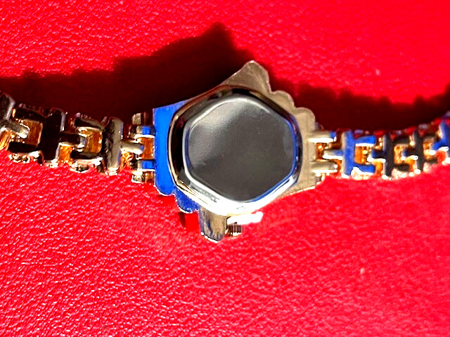 New Womens Petite Dia/Gold Classy, Nice pretty girl timepiece.New battery..LOOK