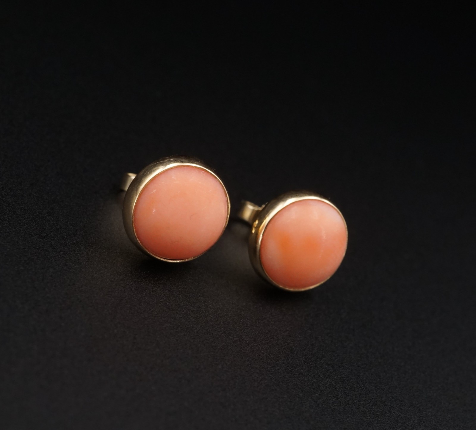 Larter & Sons Pink Coral Cabochon Stud Earrings 14k Yellow Gold 11mm EG2863