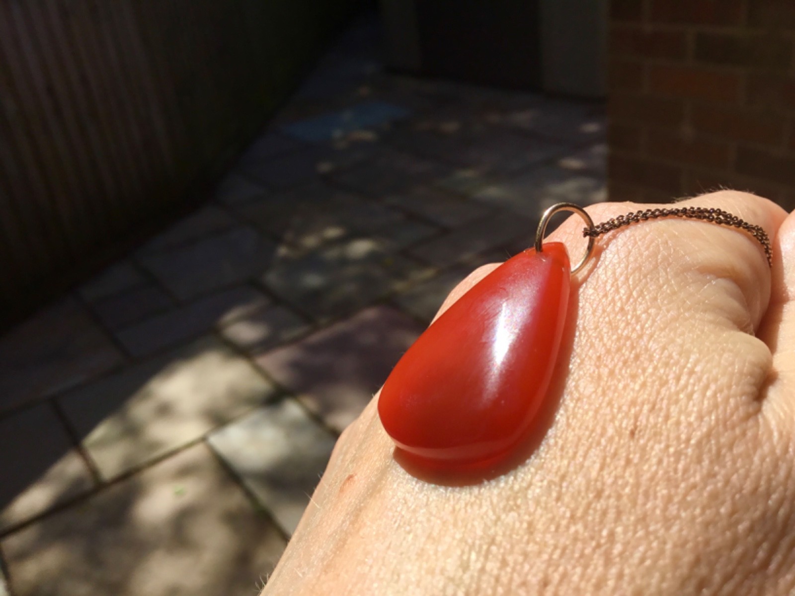 Solid 9ct gold carnelian pendant 9k 375