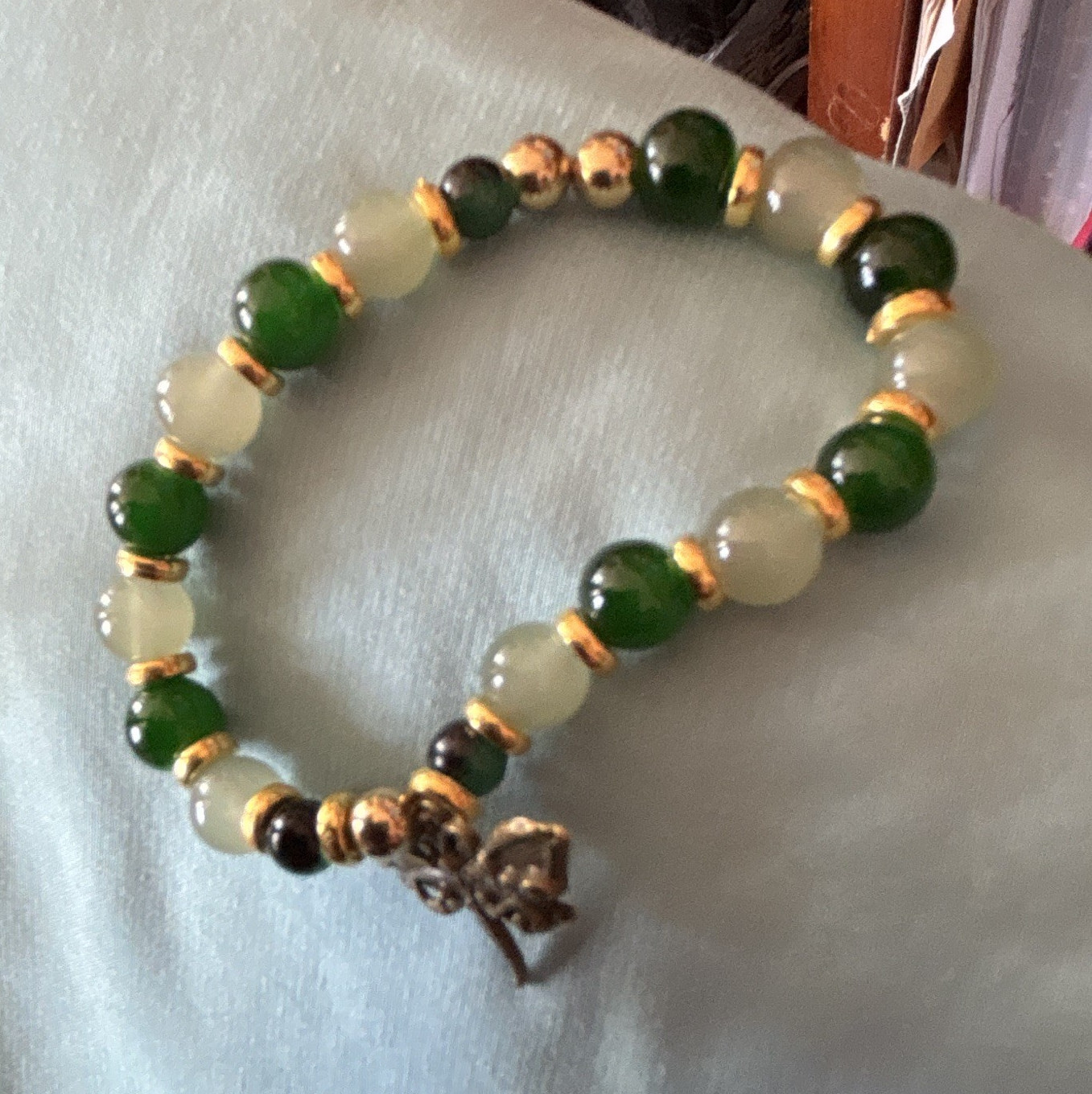 Green White Gold Tone Round Beaded Stretch Bracelet No Clasp Sizable.