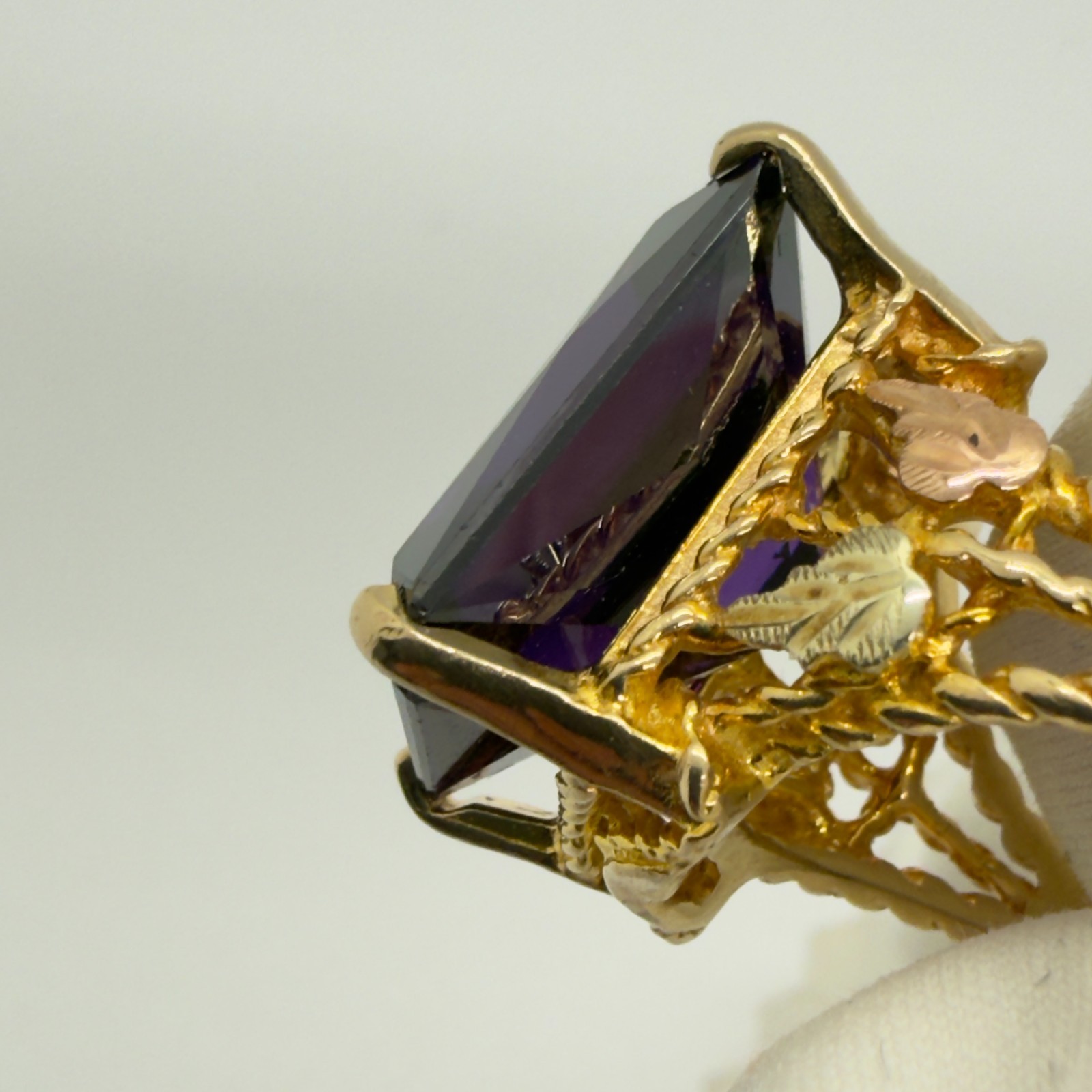 Vintage Landstrom’s Black Hills Gold 10K & 12K Synthetic Alexandrite Ring Sz 6