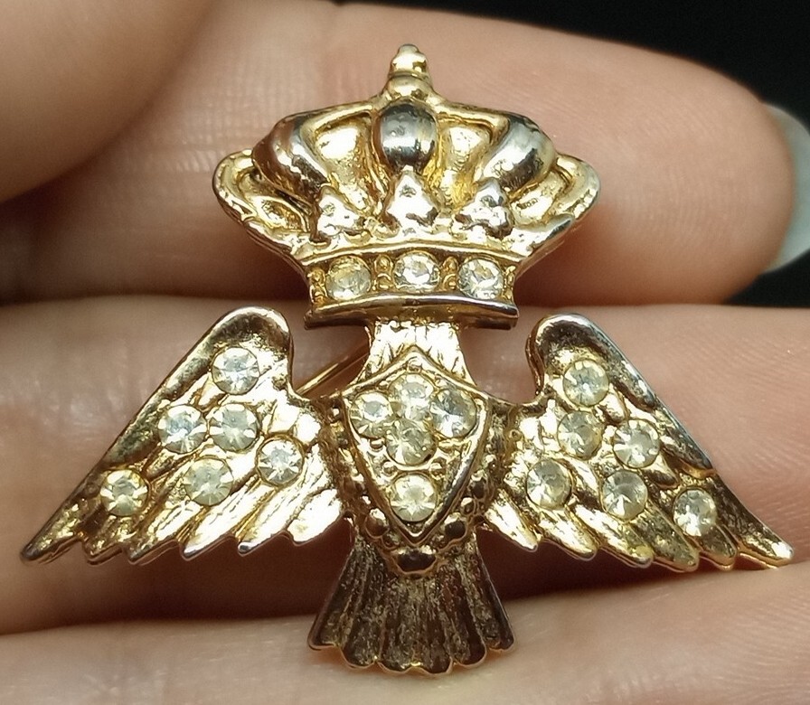 Vintage Gold Tone CROWN EAGLE WINGS BROOCH Royal Queen Rhinestone Jewelry 50s ?