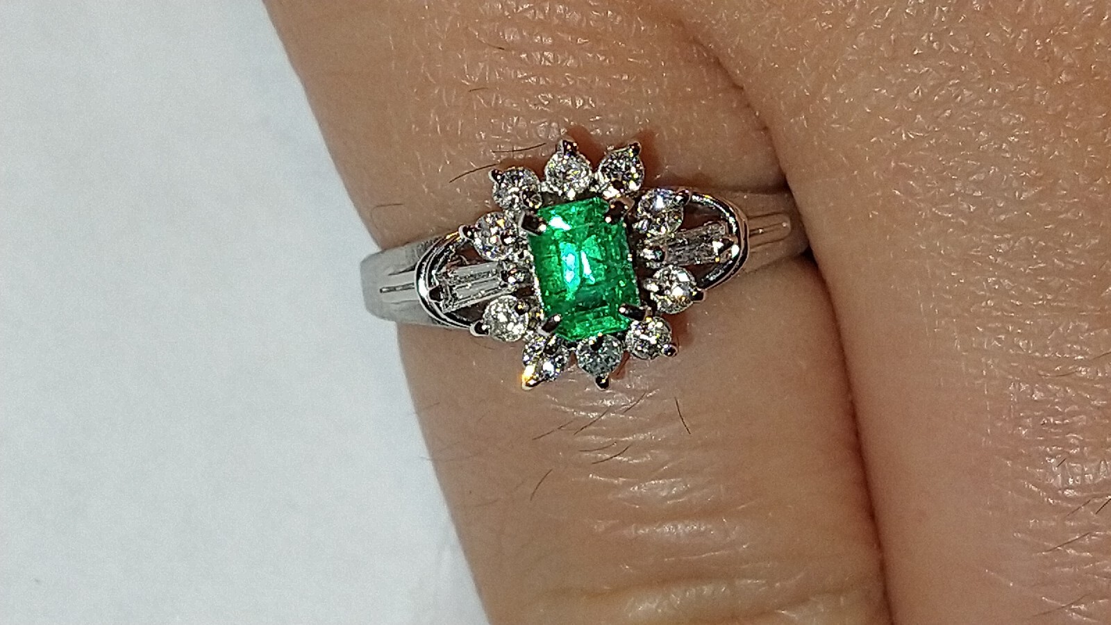 Solid platinum 0.57 carat natural emerald diamond ring 4.05 grams sz 4.75 pt900