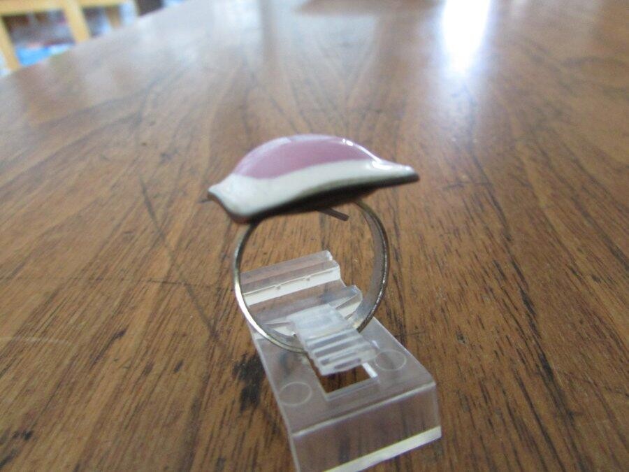 Vintage circa 1970s mod pop art enamel ceramic pink & white ring adjustable