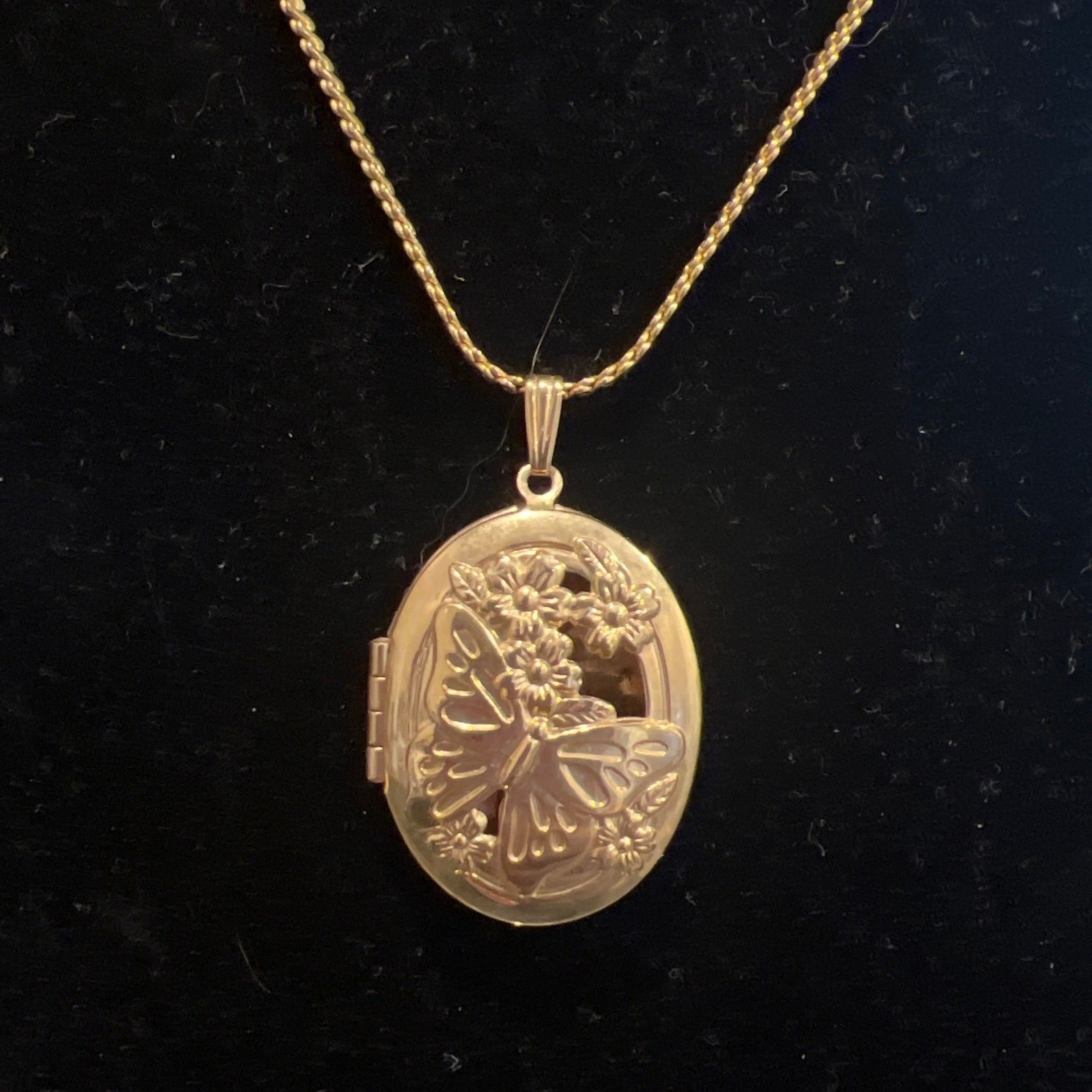 Vtg S.O. Gold Tone Butterfly Flower Cutout Oval Locket Necklace 22 Inch