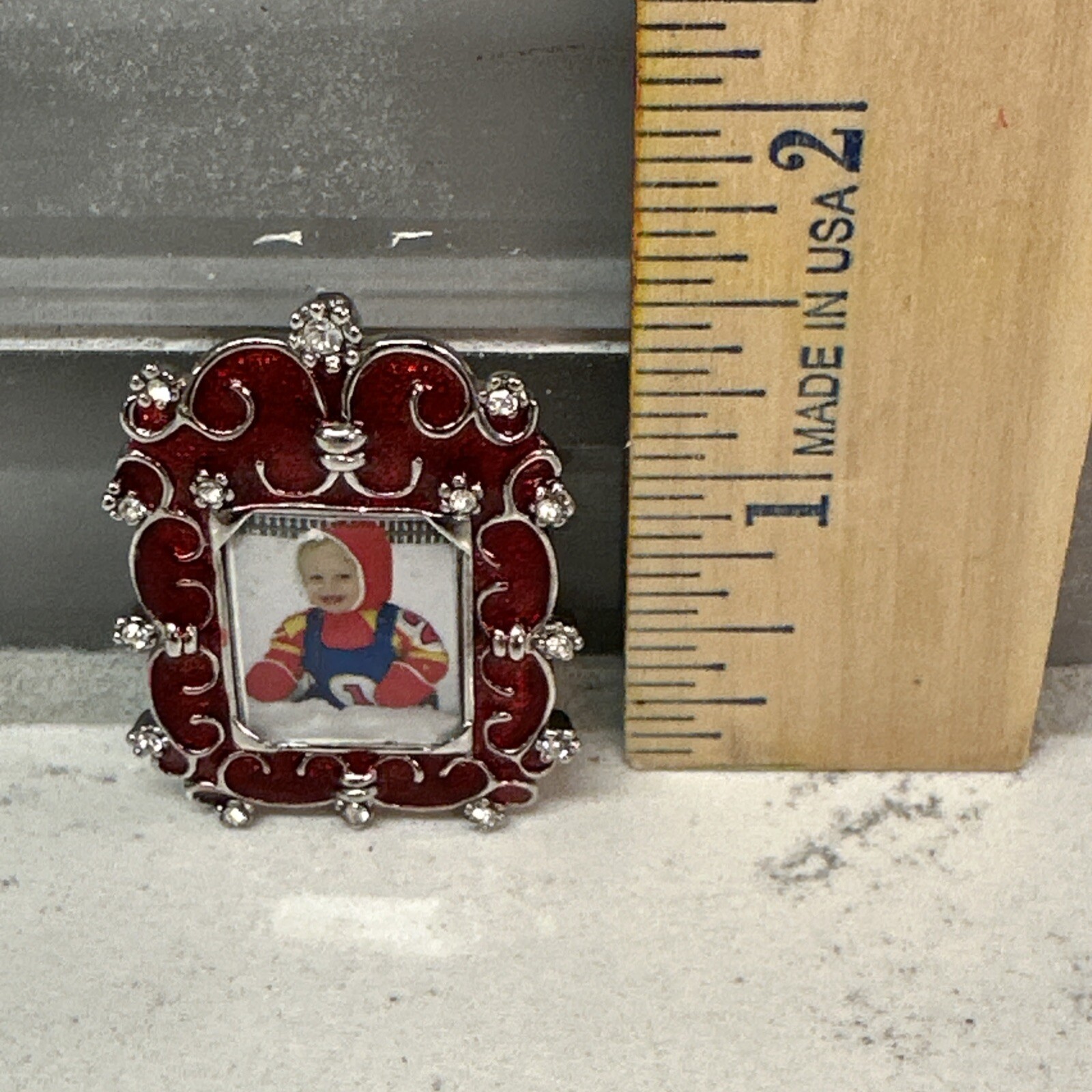 Beautiful COOKIE LEE Brooch Pin Red Enamel Photo holder Frame 1×1 1/2″ NEW