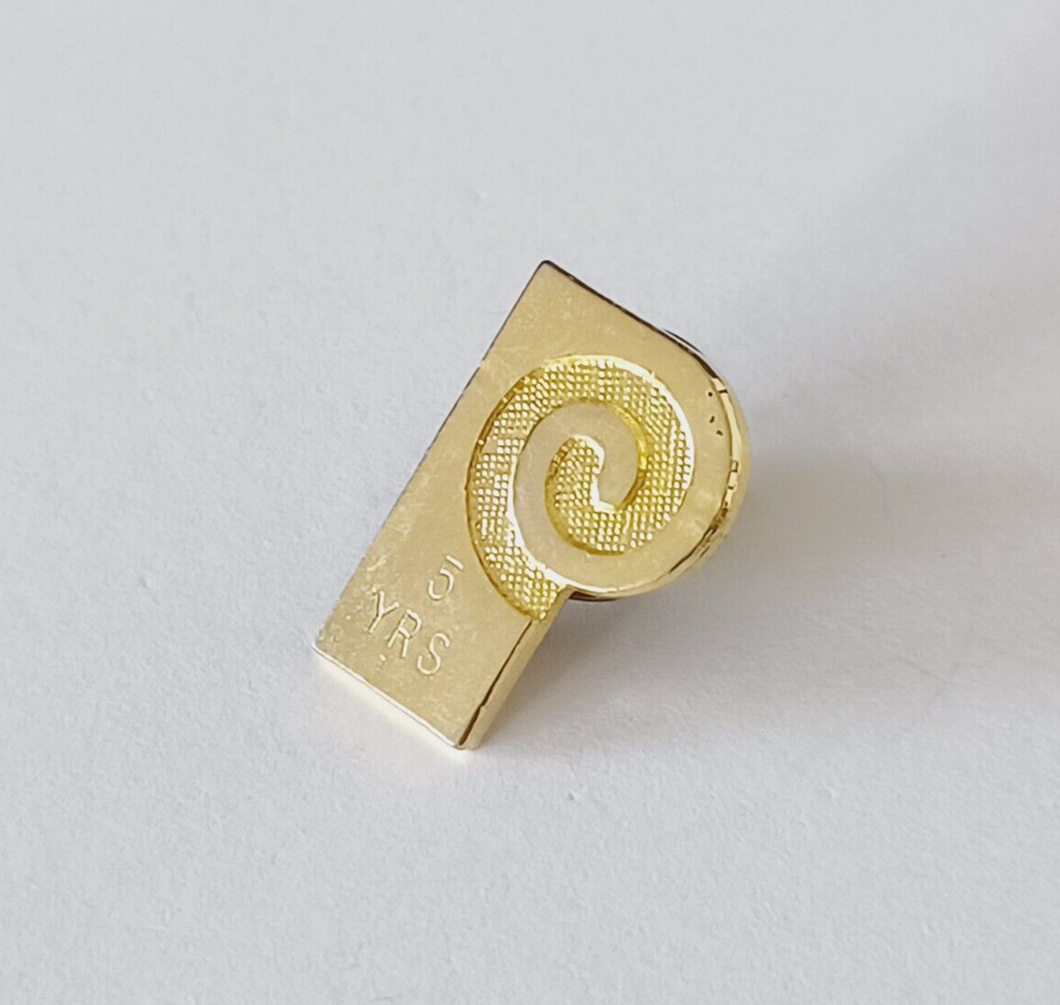 Gold Tone P 5 YRS 5 Years Tac Label Pin