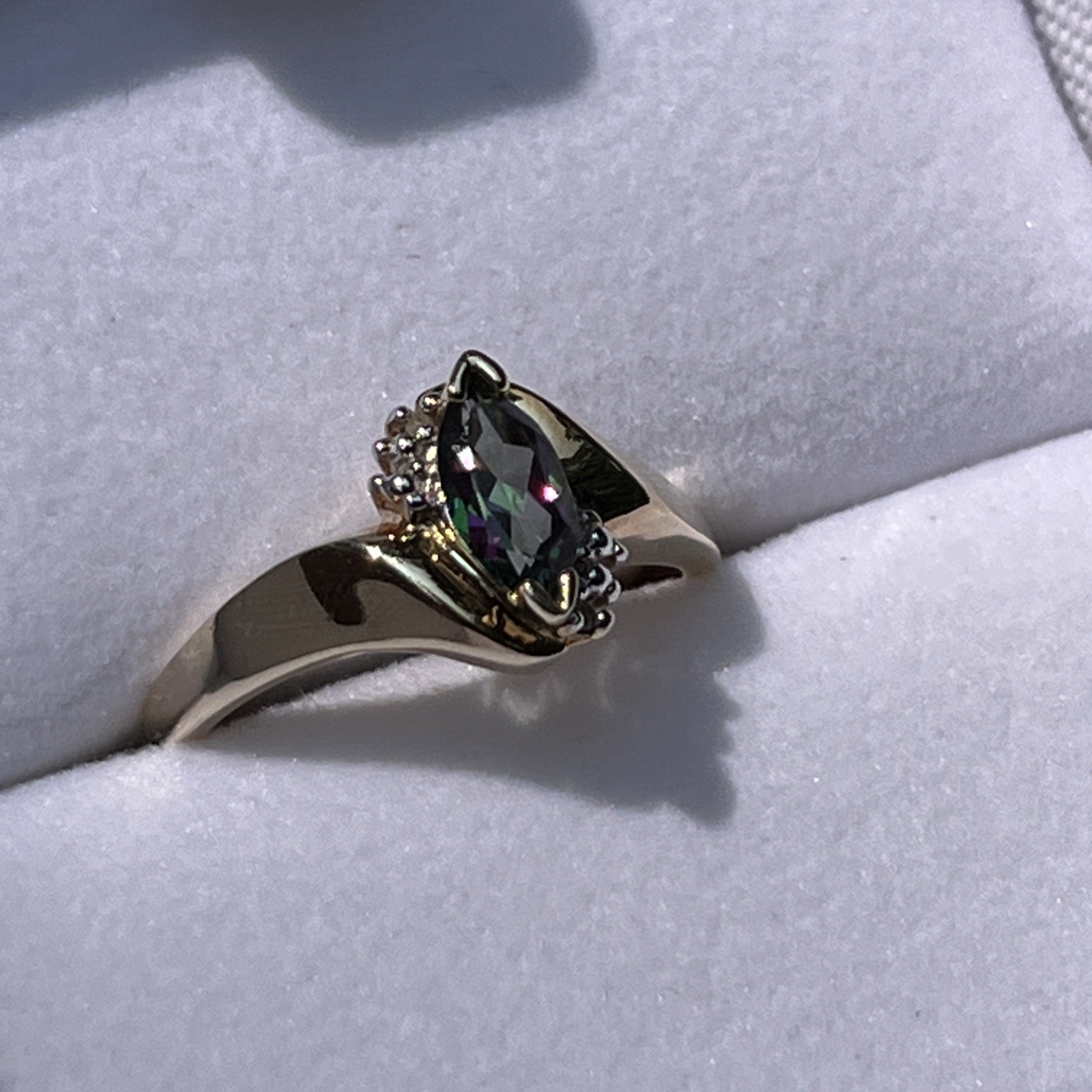 10k Solid Yellow Gold with Mystic Topaz Accent Ring Size 7; 2.4 grams, gorgeous