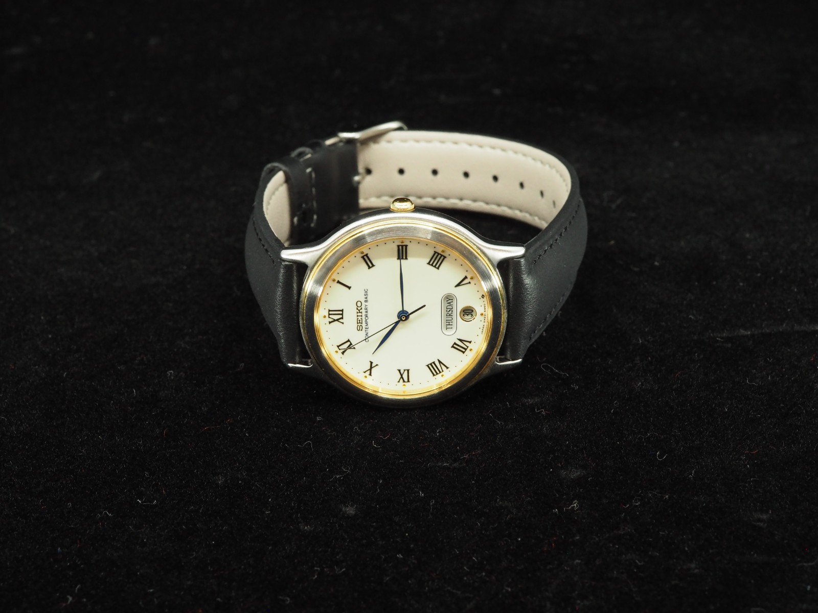 Vintage N MINT Seiko Contemporary Basic 5H23-6B90 Roman Qz 33mm Mens Watch JAPAN