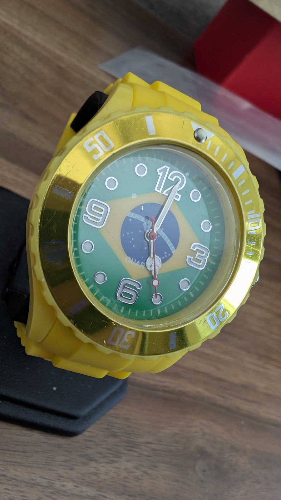 Yellow Brazil Flag Quartz Watch – Sporty Silicone Strap, Rotating Bezel