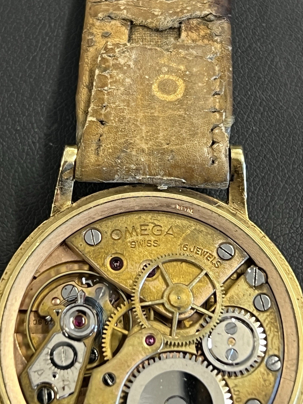 1944 Omega Chronometer ref. 2367 – 18K Gold – Pie Pan Dial – 35.4 mm – Working
