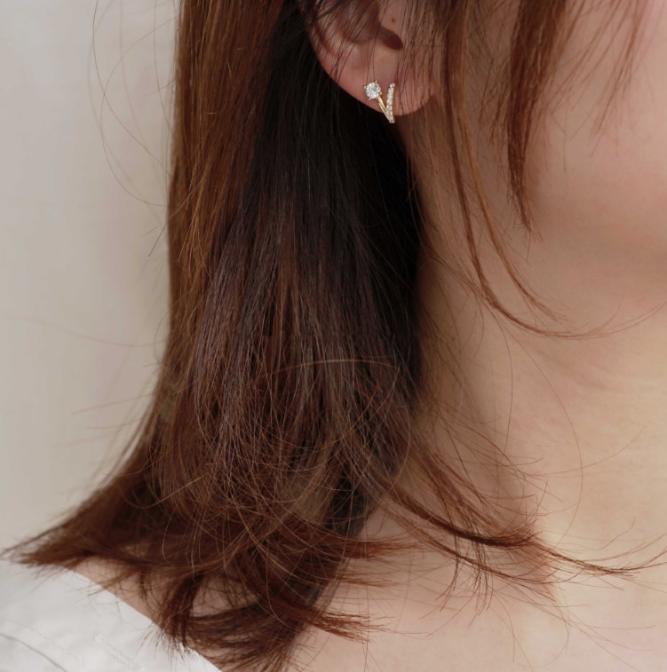 Small Diamonique CZ V shape Stud Earrings 18K Gold Plated Sterling Silver D20