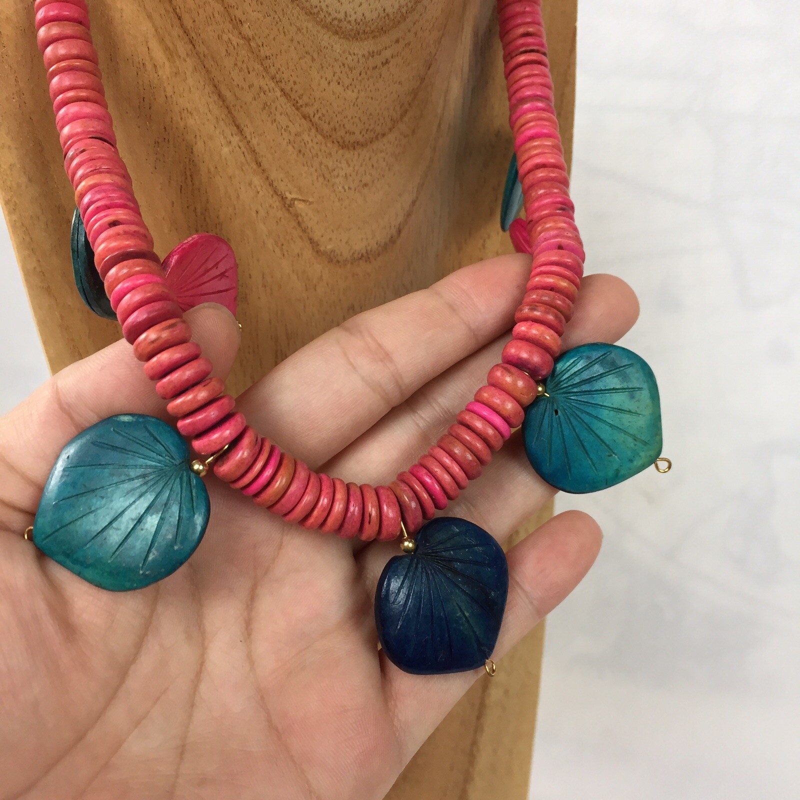 Vtg Tropical Wood Paradise Pink Leaf Necklace Womens Chunky Choker Necklace