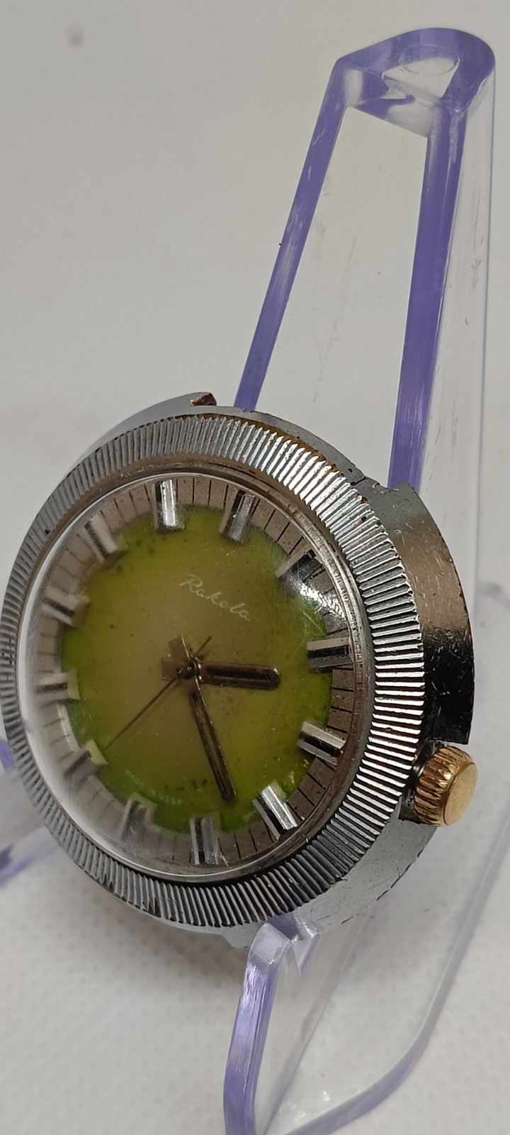 The watch is equipped with a Raketa 2609.HA mechanical hand-winding movement