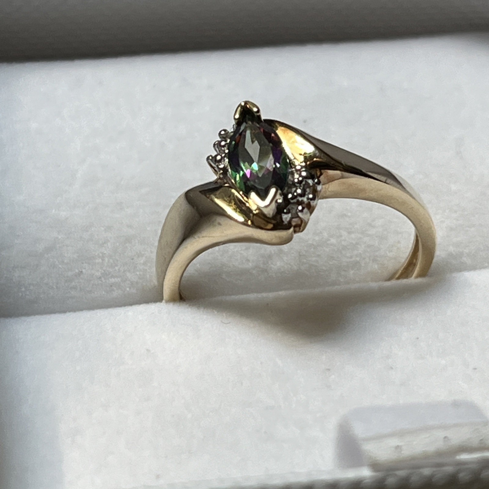 10k Solid Yellow Gold with Mystic Topaz Accent Ring Size 7; 2.4 grams, gorgeous