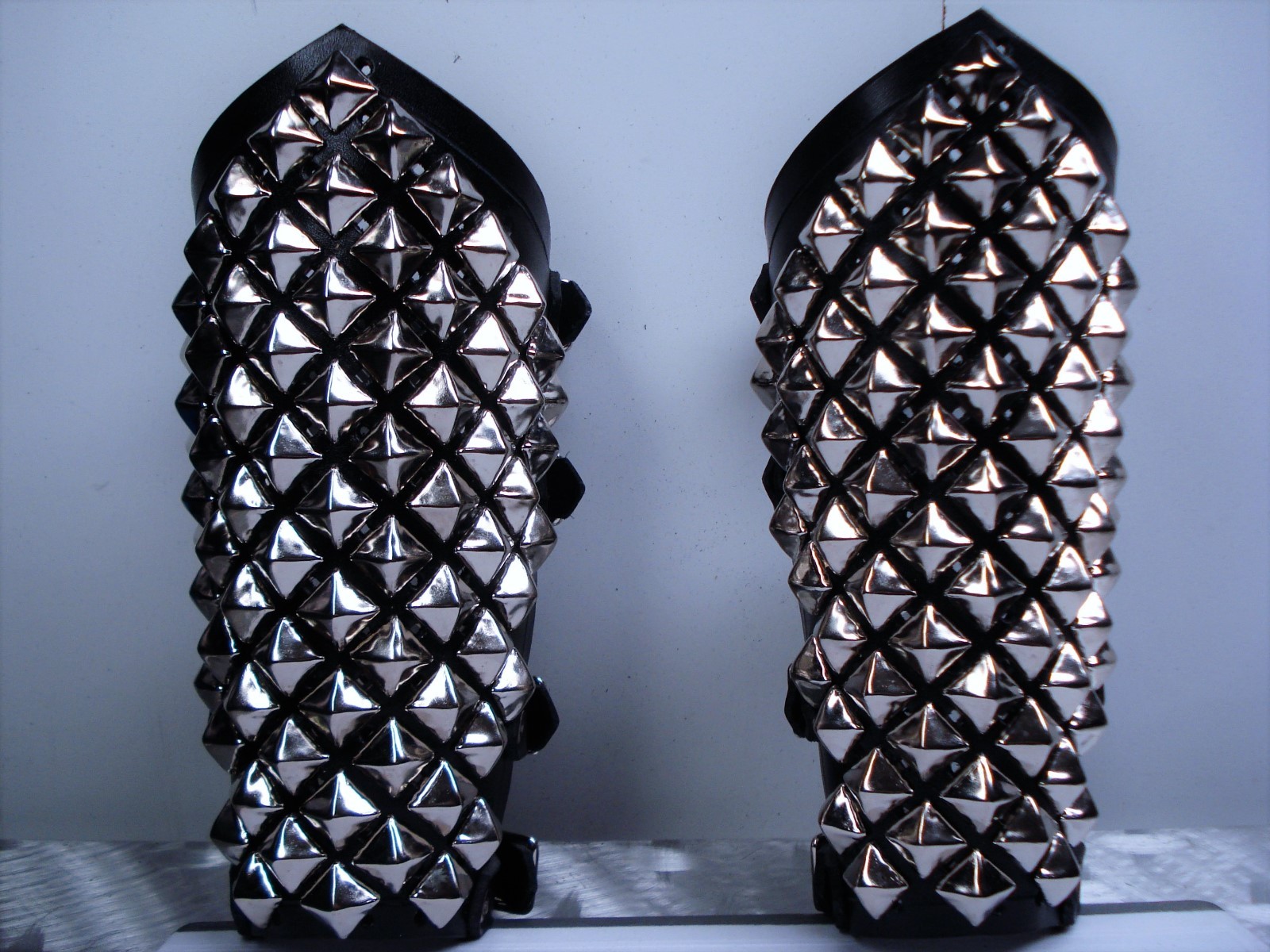 UNISEX STUDDED LEATHER GAUNTLETS.THRASH METAL… (MDLUG0146)…..VOIVOD’S