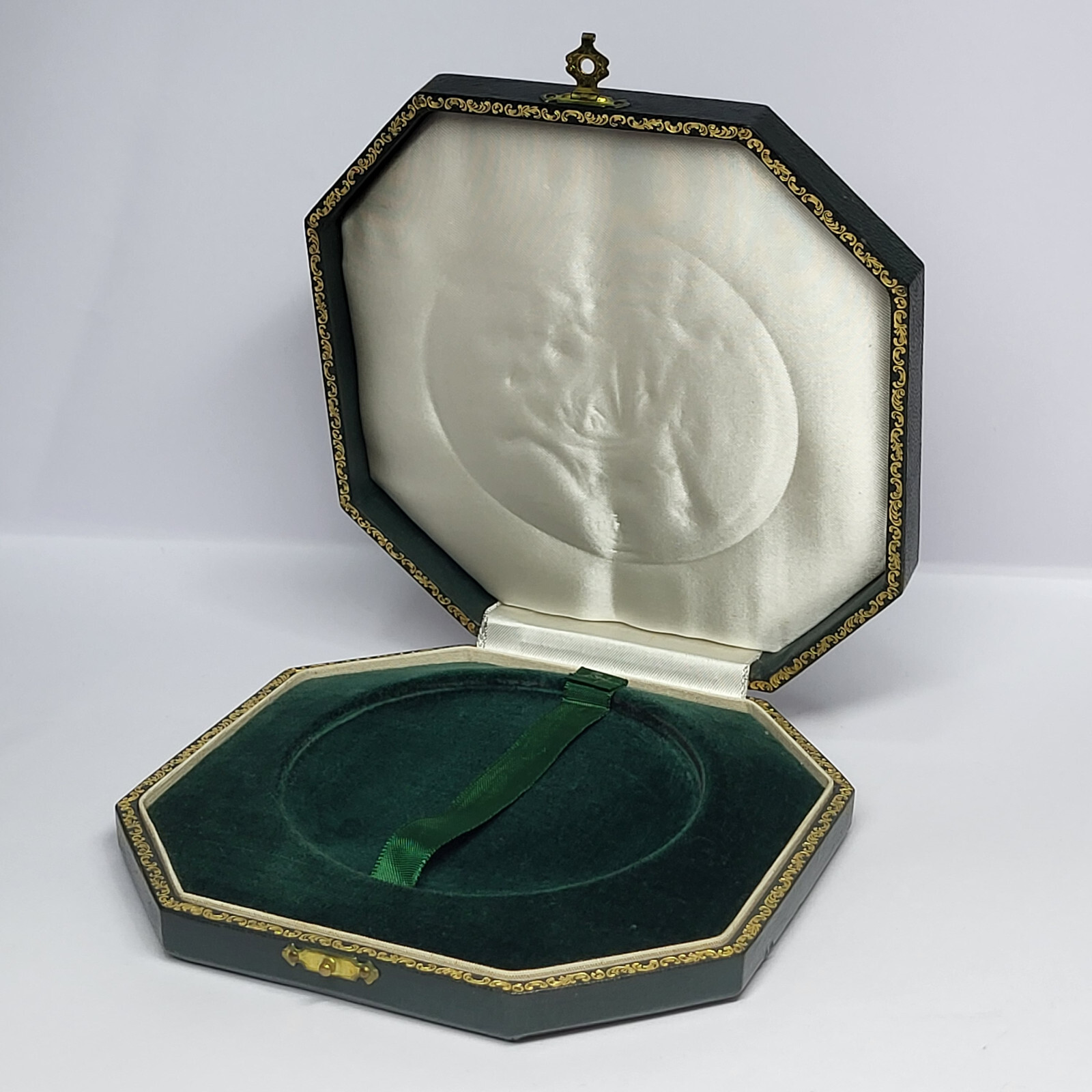Antique Vintage Empty JEWELRY BOX for a Medal with 3 1/2 Inches in Diameter #2