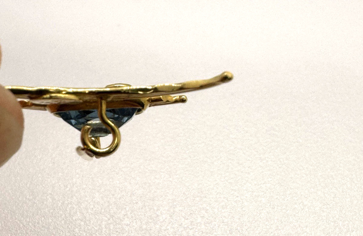 18k Le Gi Blue Topaz Fish Pin C Clasp little brooch with character 2.4 grams