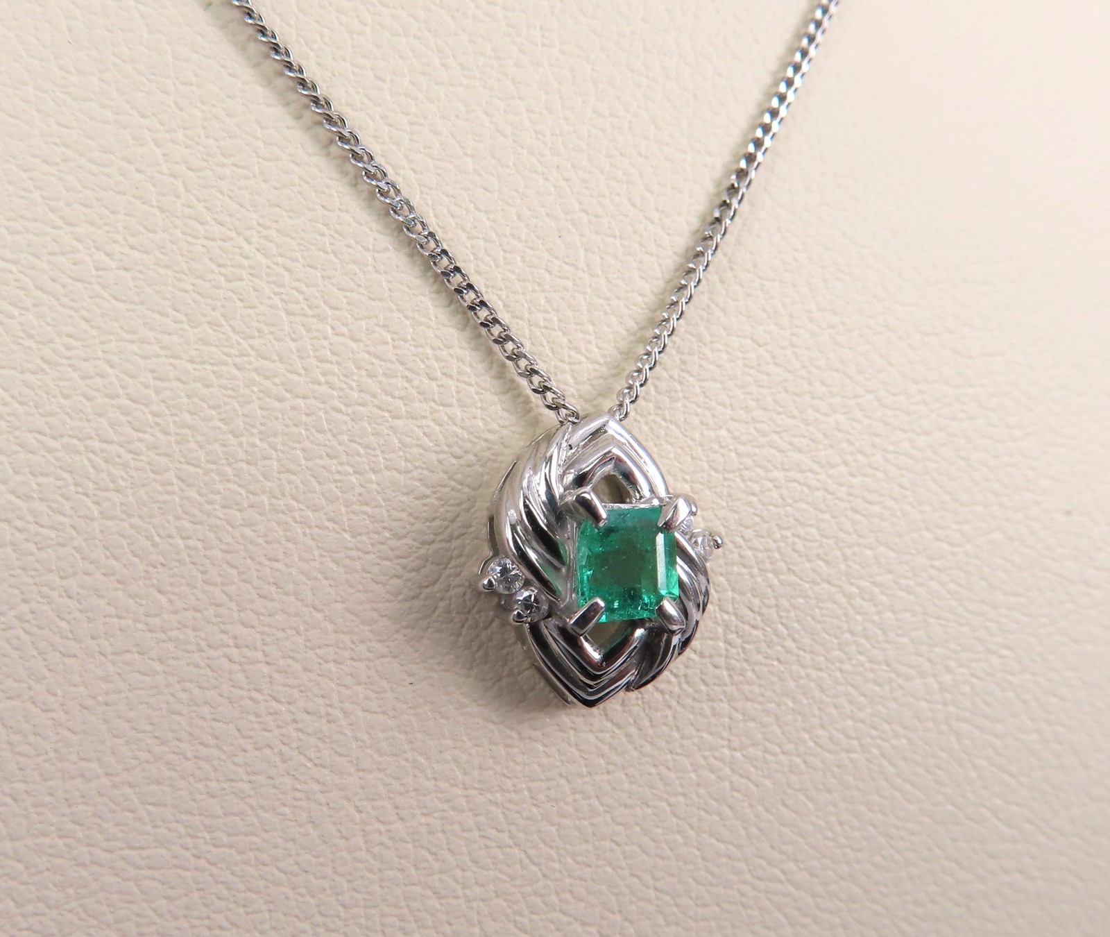 Vintage 0.30ct Colombian Emerald & 0.04ct Diamond Platinum 16 Inch Necklace