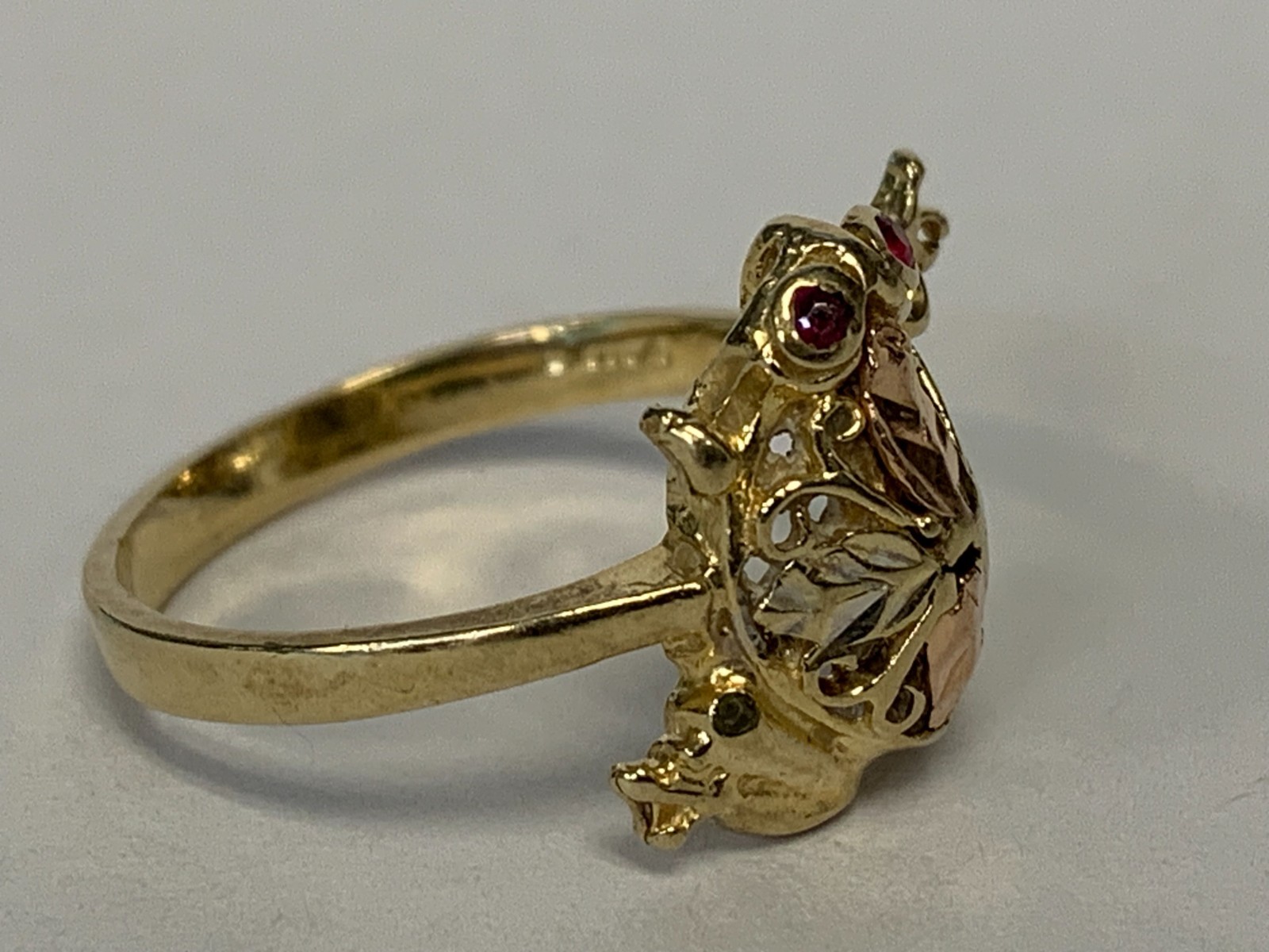 14K Yellow two tone Gold Frog Ring ruby eyes SZ 6.25 -3.2 grams-