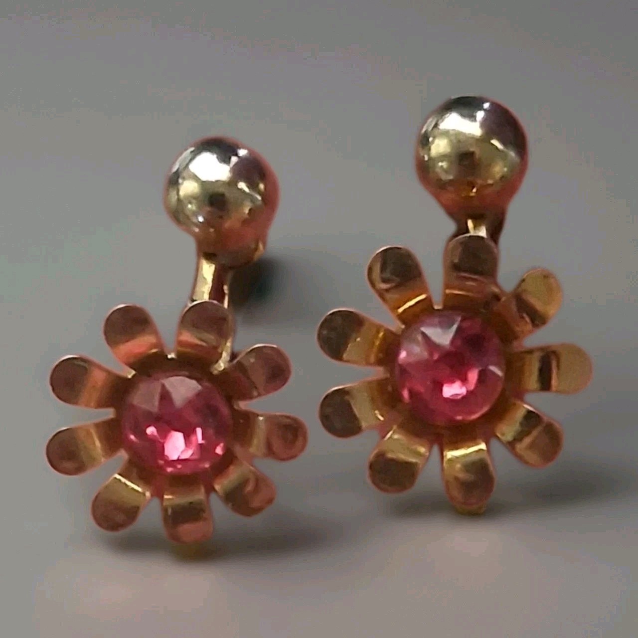 Vintage Gold Tone Pink Rhinestone Flower Screw Back Earrings Unsigned Retro…