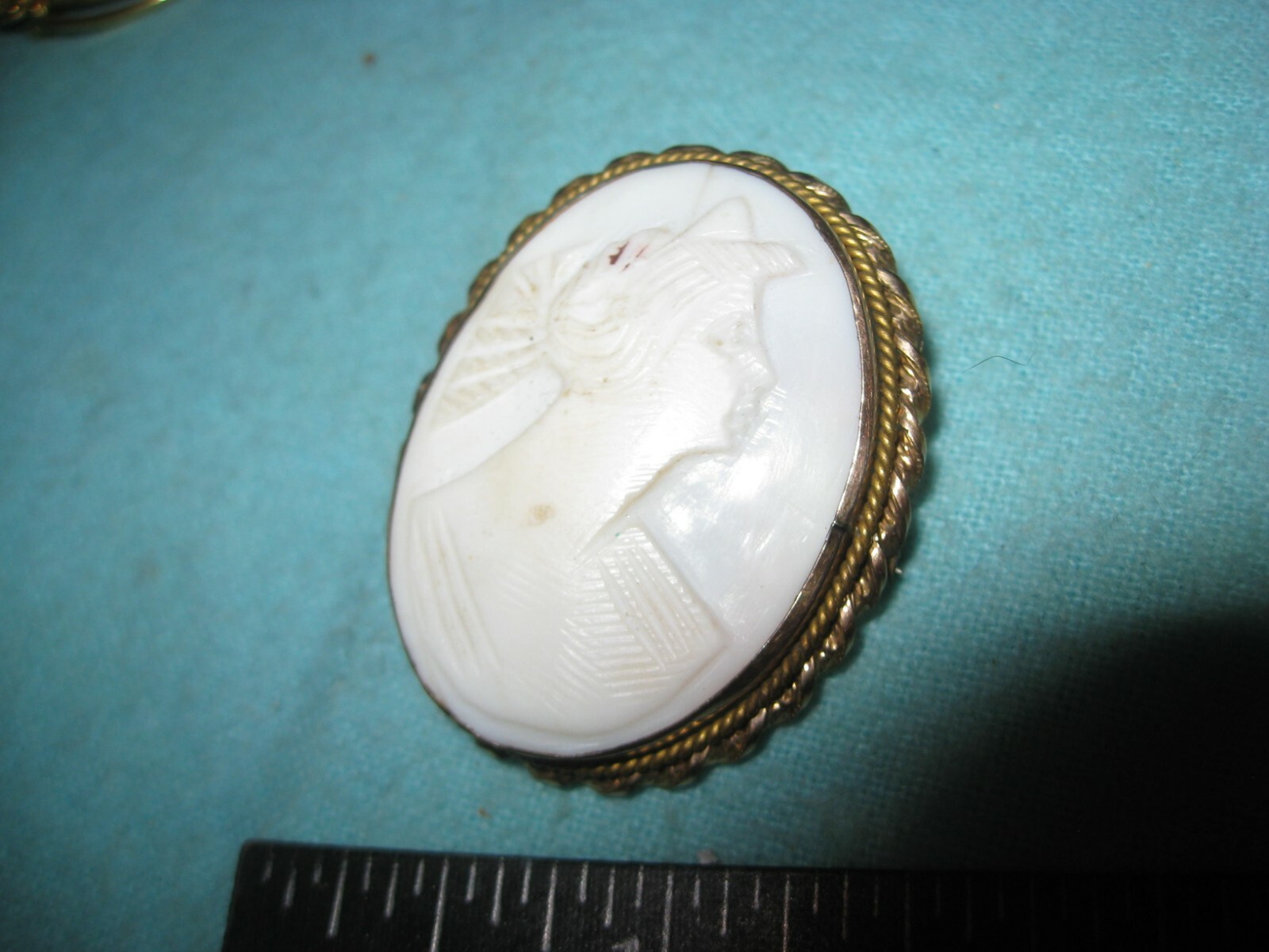 Detailed Shell Cameo Brooch Set in Gold