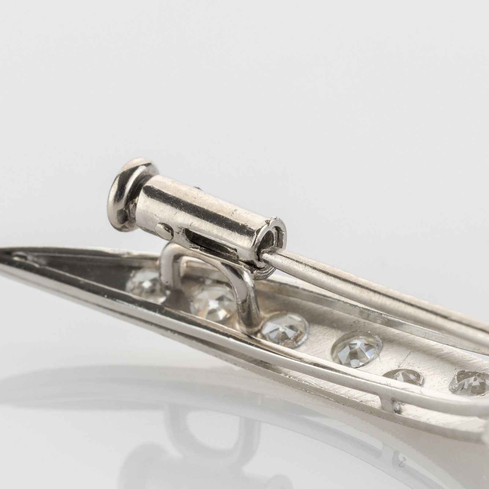 0.70 ct Diamond Brooch in 900 Platinum, Late Art Deco Design