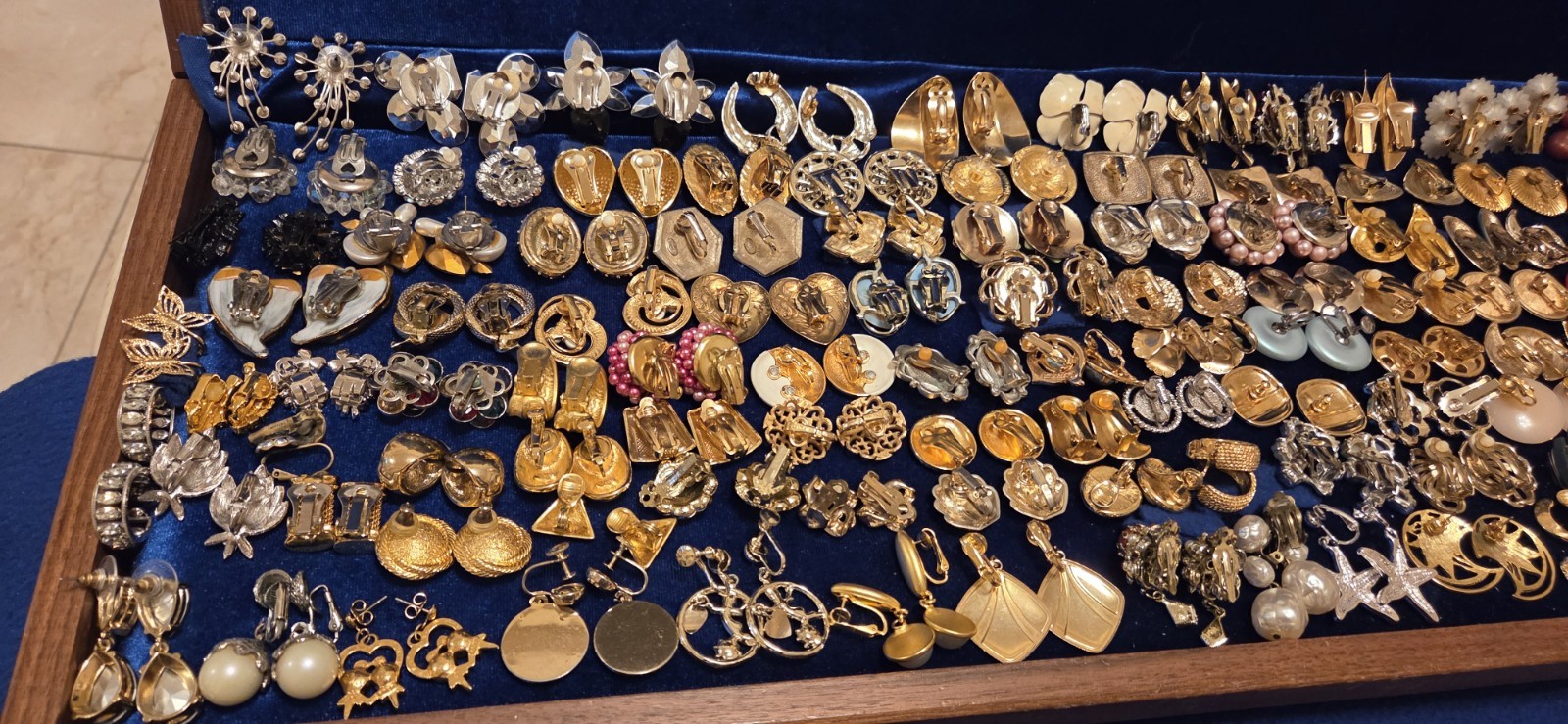 Vintage Mod Earrings Lot Of 117. 3lbs 15oz. 38 Signed Monet Hobé Avon Trifari…