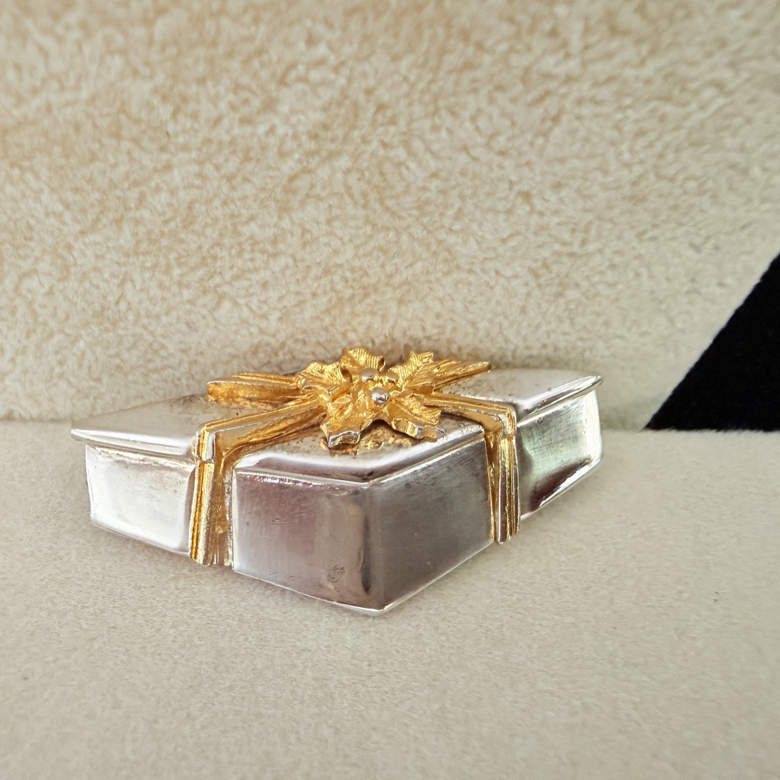 VTG. ESTATE SHINY SILVER & GOLD TONE CHRISTMAS PRESENT/GIFT BROOCH-(BG177)