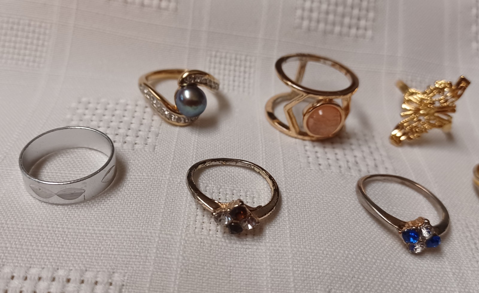 Jewelry lot 7 beautiful rings SIZE 6 to 6 1/2 faux black pearl Band