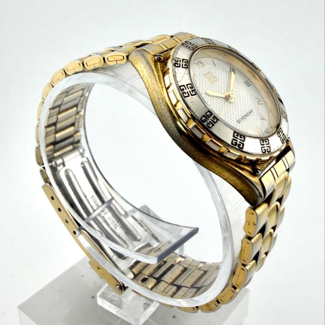 Givenchy MA.08.XVI Dress Watch, Quartz, Gold – Running, wrist 15.0cm/5.9in