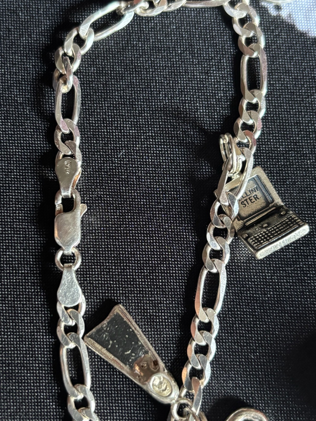 925 italy stamped figaro charm bracelet Silver 13.8g and 2silver pendants 32.6g