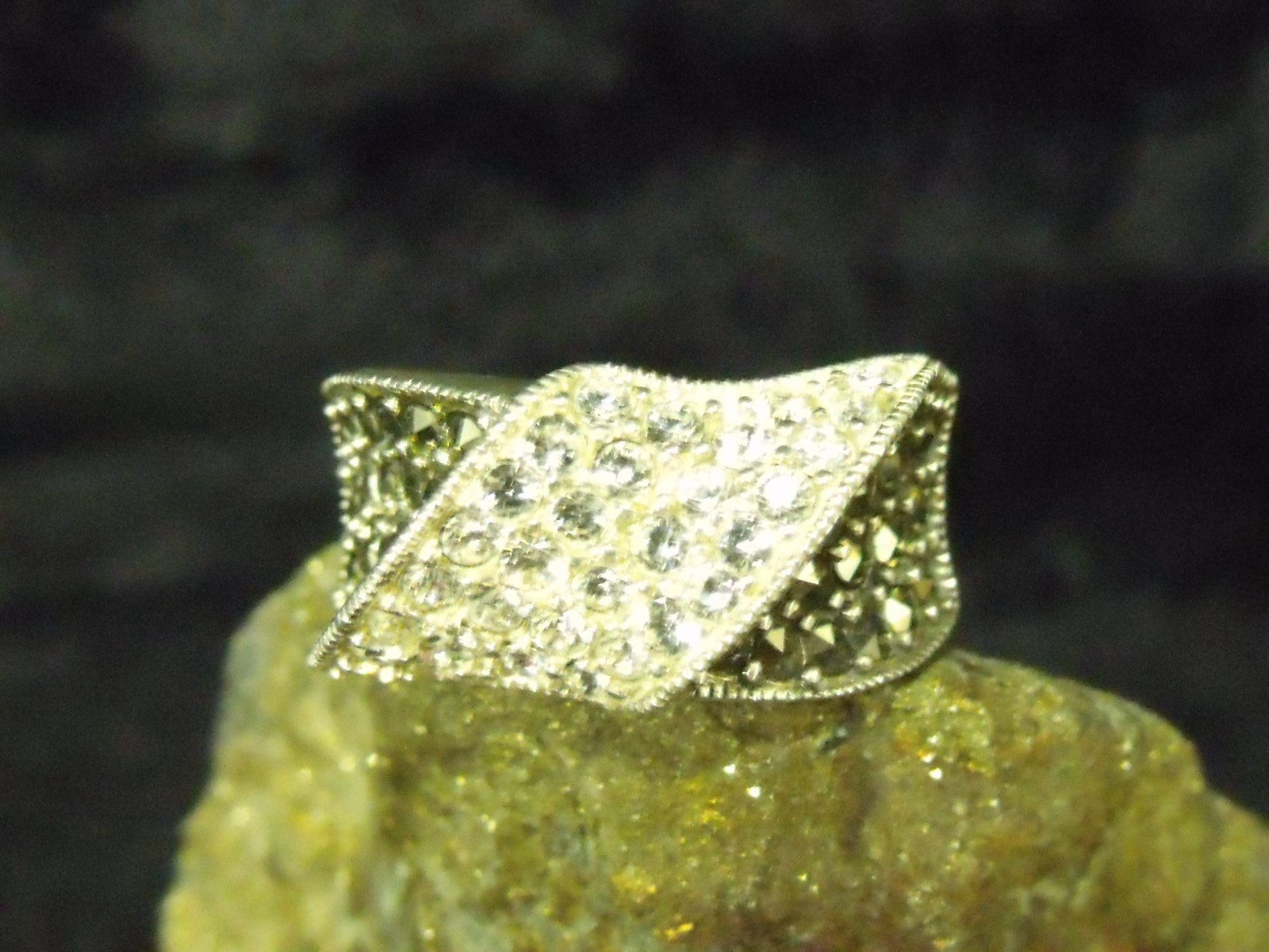 VINTAGE “A” HALLMARKED STERLING MARCASITES AND CZ’S SZ. 7 1/4 TWIST RING 6.7GRAM