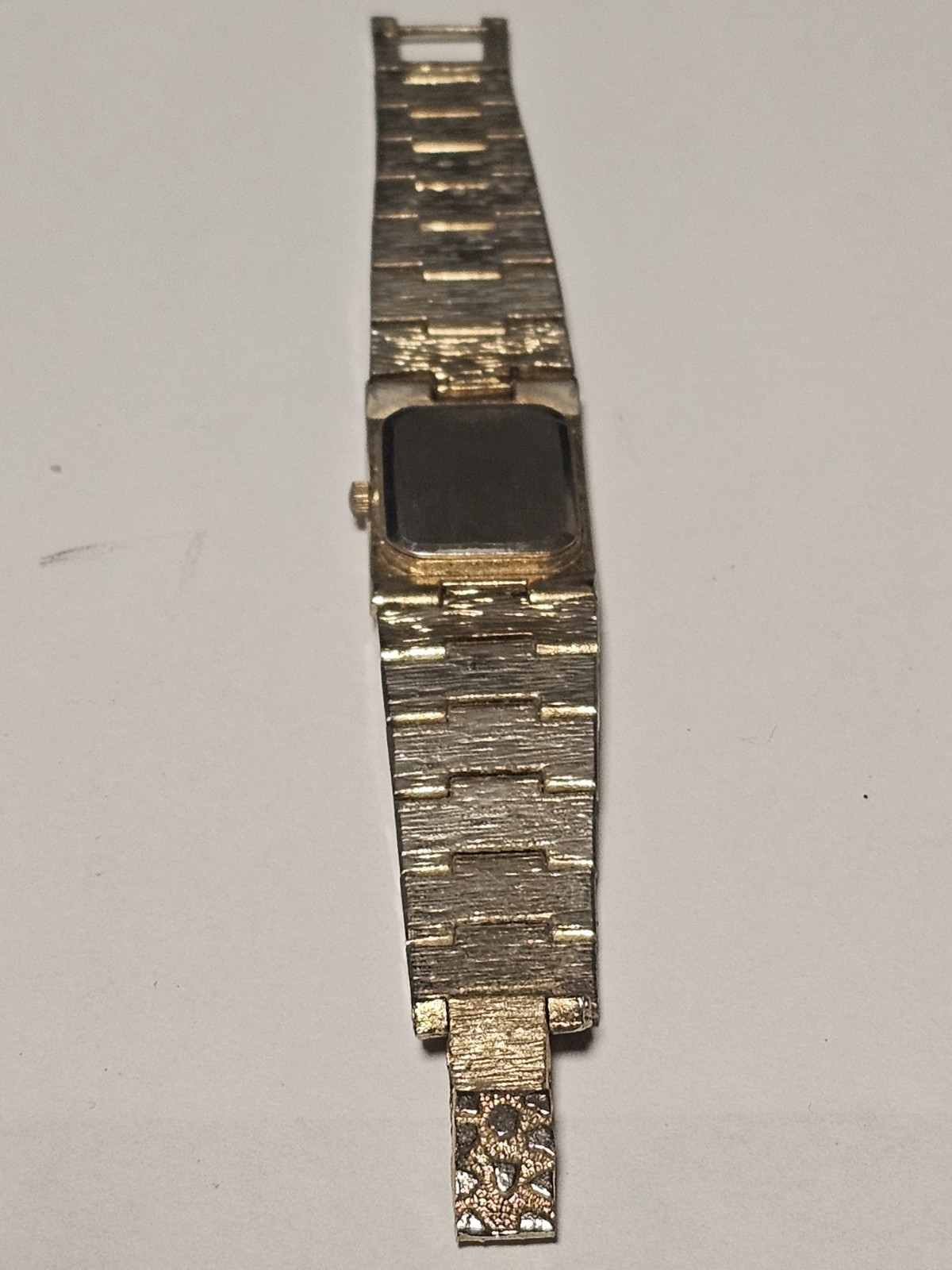 Fashion Wrist Watch for Woman Ladies Gold Band White Face runs