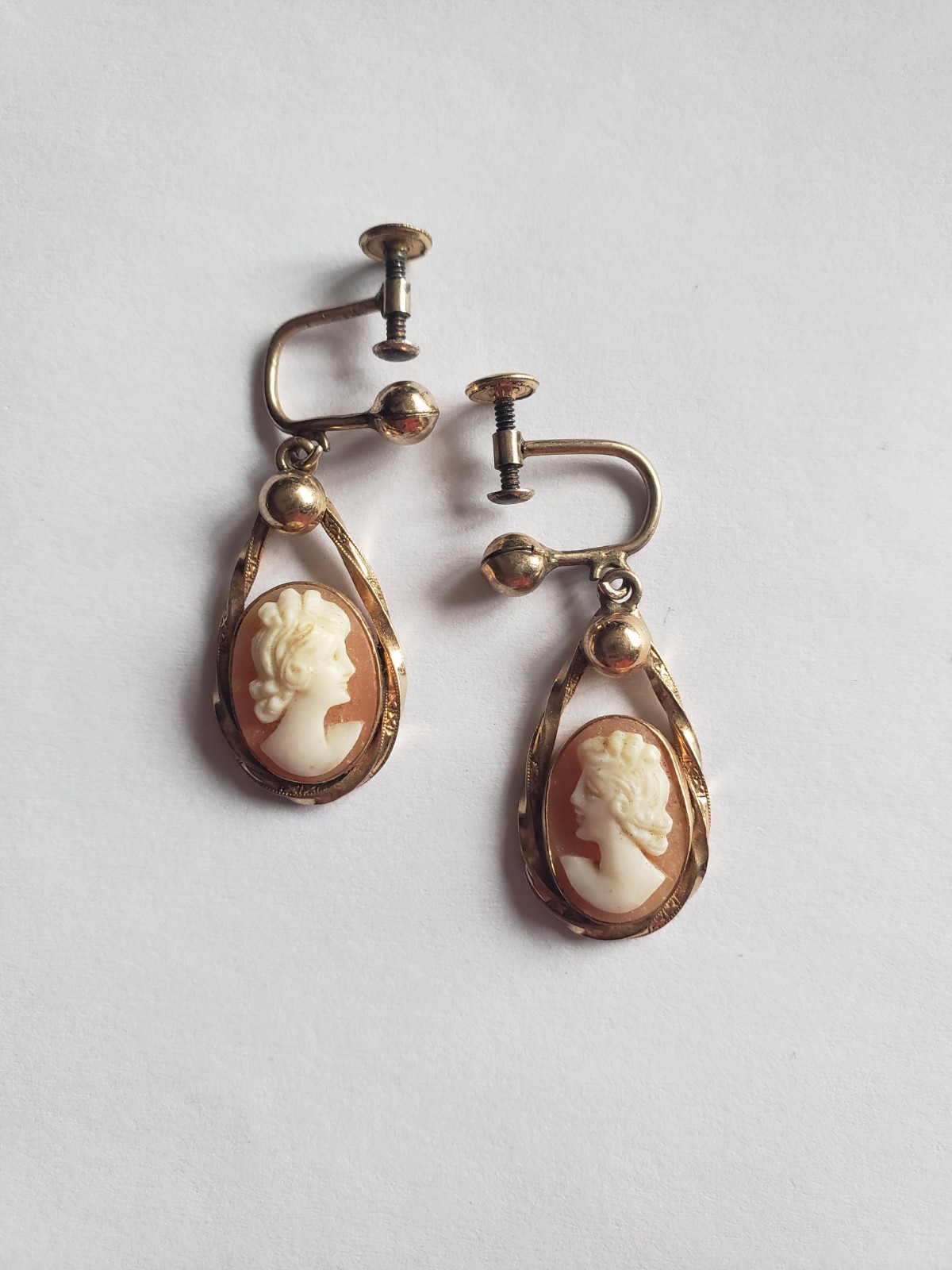Vintage Cameo Shell Dangle Screw Back Earrings Gold Ivory Brown Oval