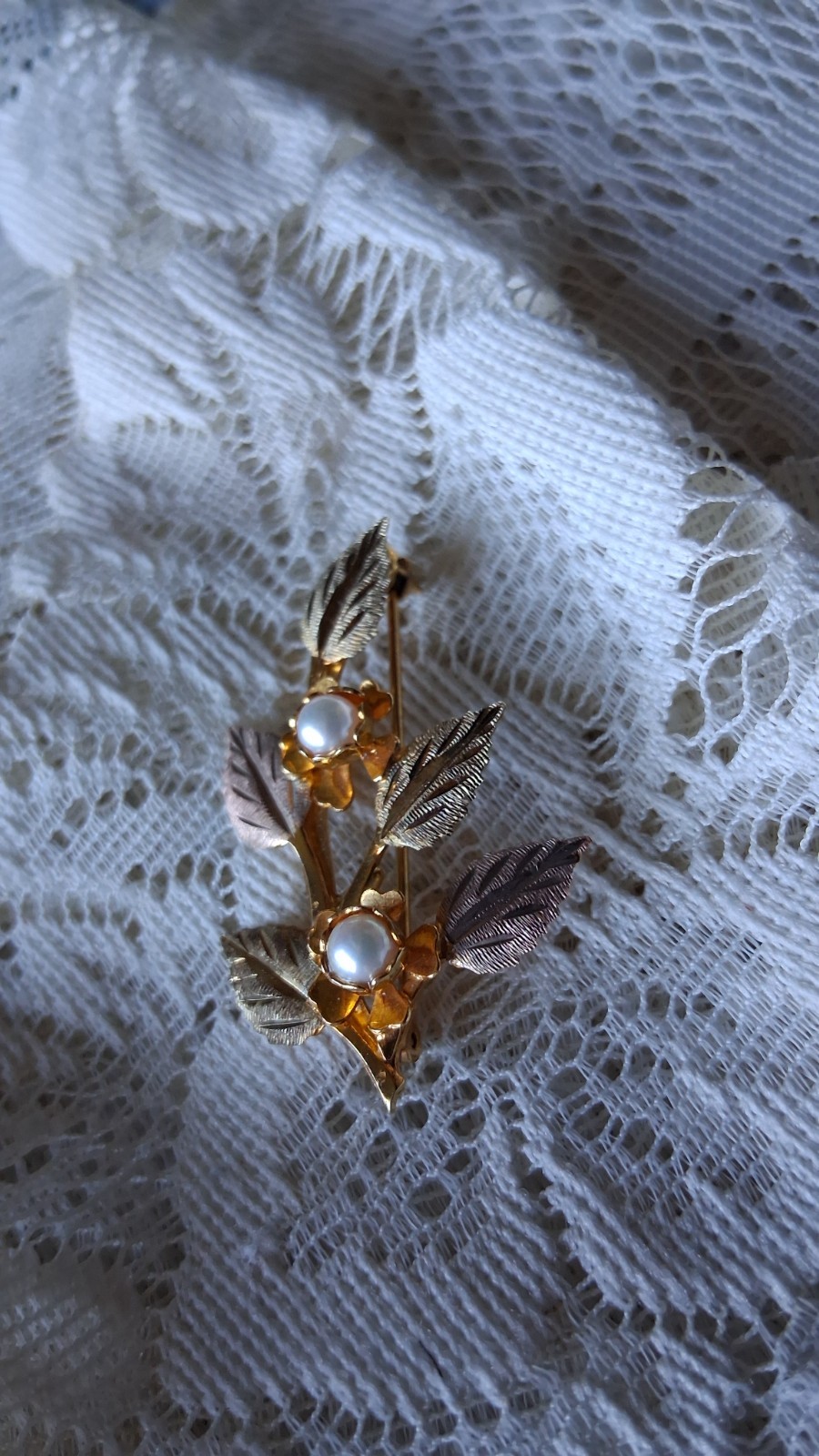 Vintage Black Hills 10k multi-color gold leafy pearl brooch