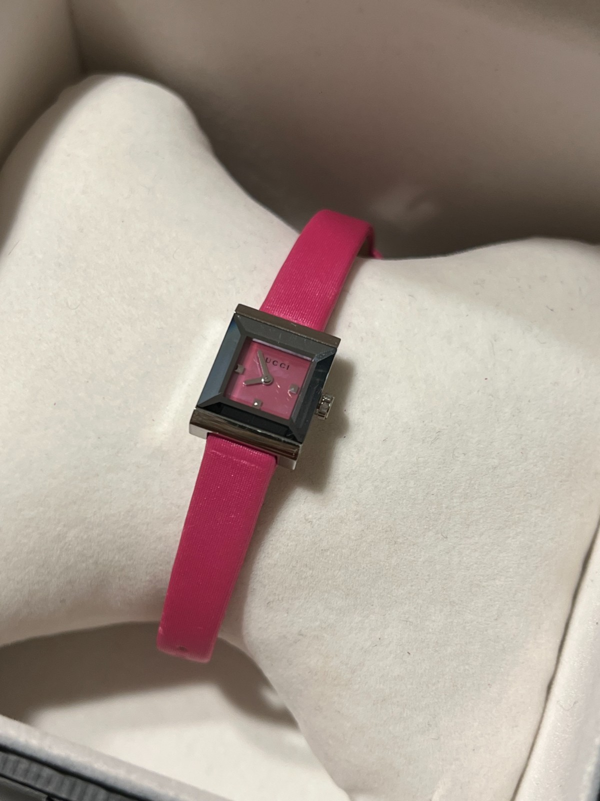 Gucci G-Frame YA128533 Women’s Watch Fuchsia MOP Dial New Box Tag Warranty