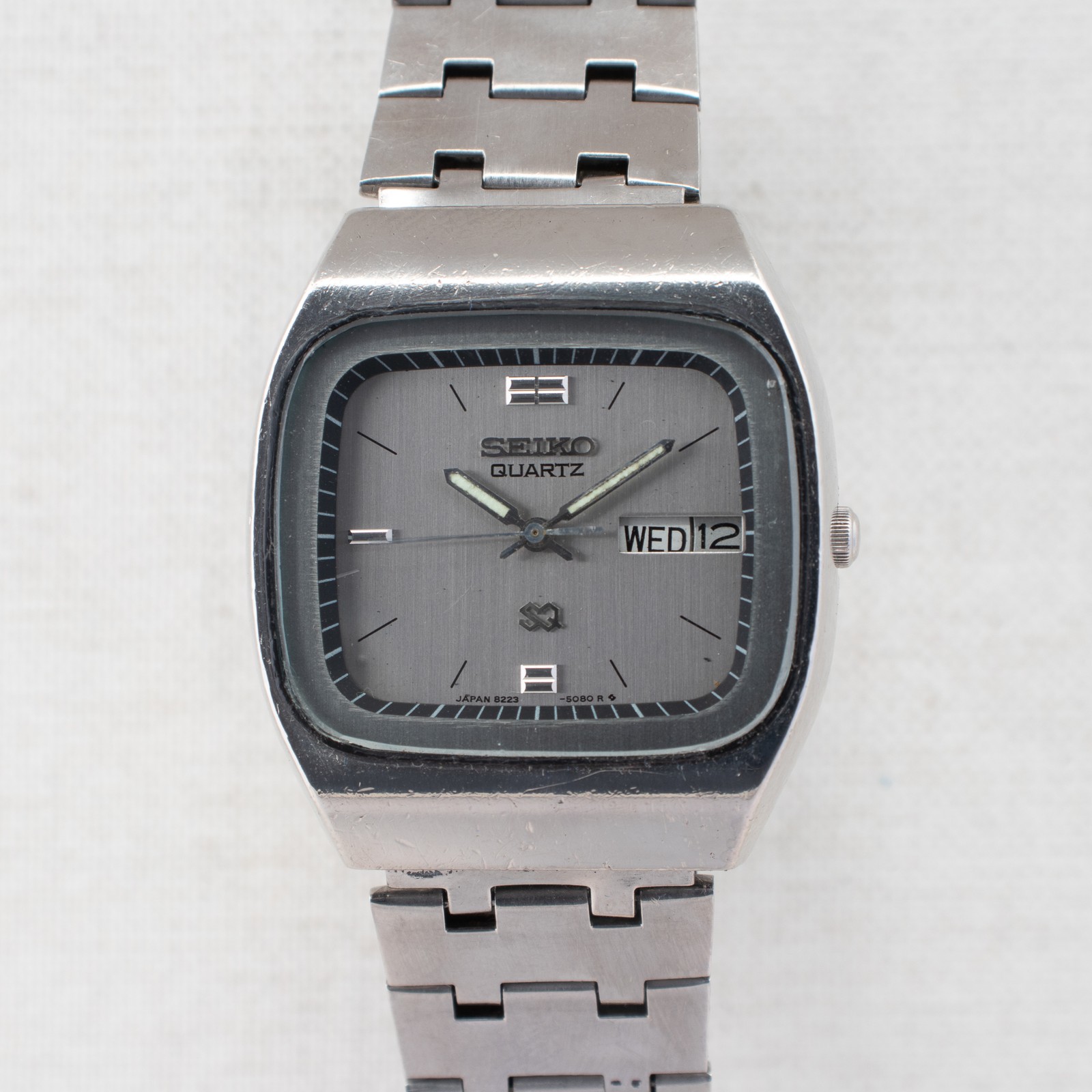 Vintage Seiko SQ Quartz Men’s Watch 8223-5080 Silver Dial, Ar En Day/Date 1989
