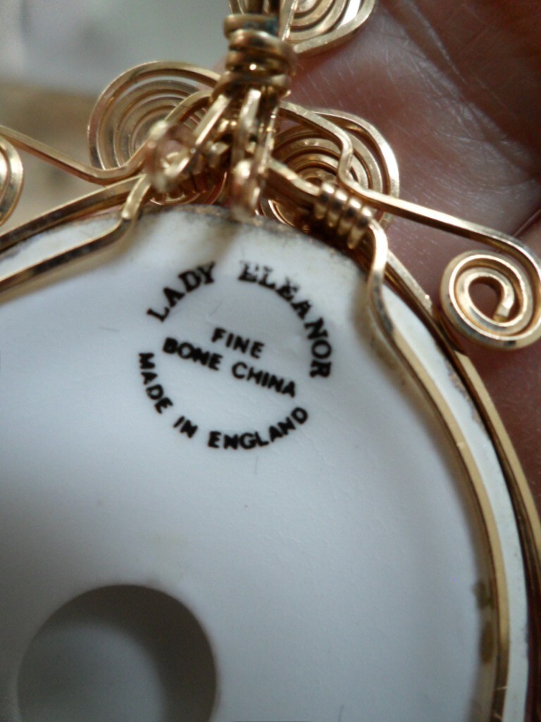 14kgf 1900 LADY ELEANOR FINE BONE CHINA ENGLAND PENDANT FOR NECKLACE;3.25 X1 5/8
