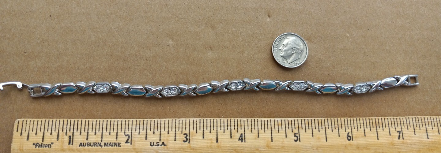 7 1/2″ X & O Silver Tone Bracelet with 10 Clear Crystals Kisses & Hugs Bracelet