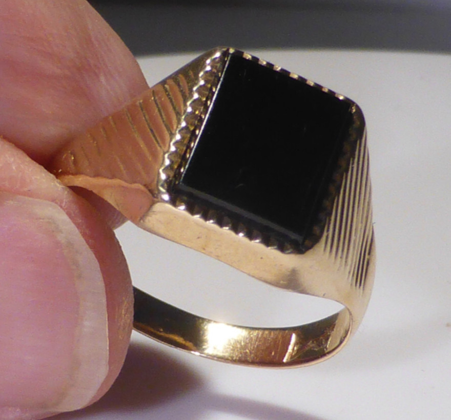 9ct Gold Signet Ring Jet UK Hallmark 1969 AJ Size T 1/2 Boxed