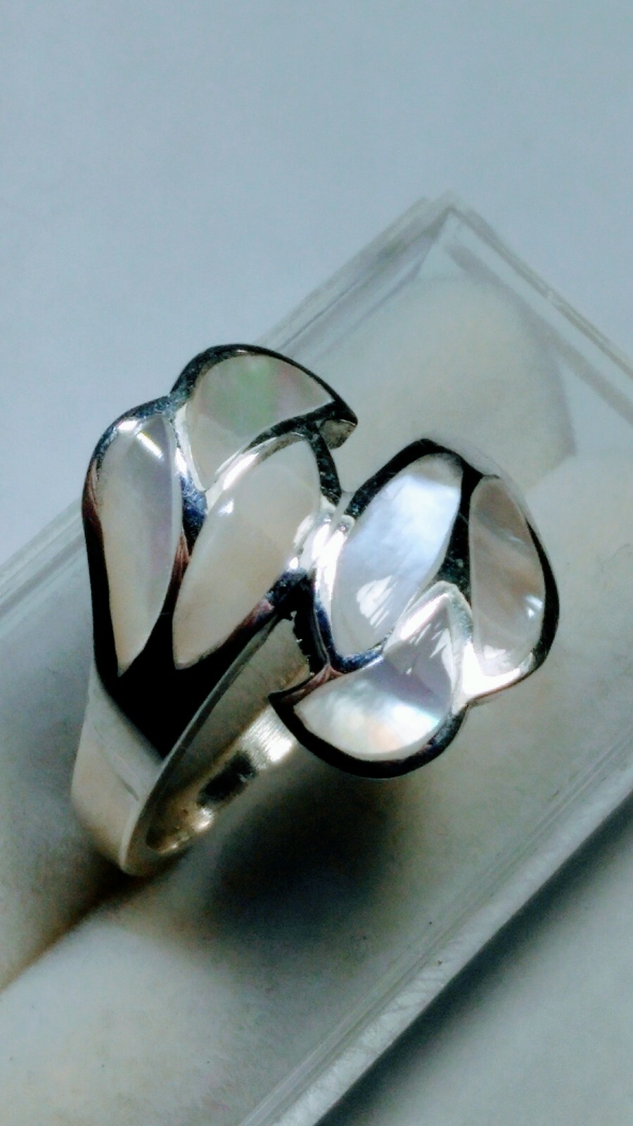 FETCHING STERLING SILVER .925 WITH MOP INLAYS DESIGNER RING IN SIZE 9.0-9.25