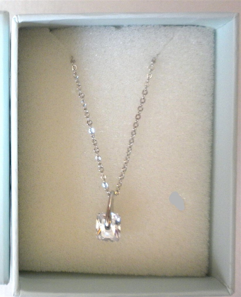NEW IN GIFT BOX IVANKA TRUMP SOLITAIRE PENDANT on ADJUSTABLE 19″ SILVER Chain